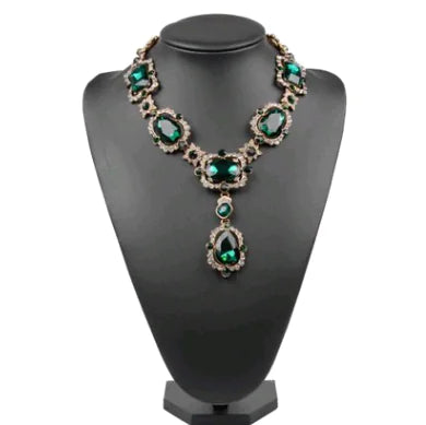 Stylish Rhinestone Glass Necklace with Bold Gemstones
